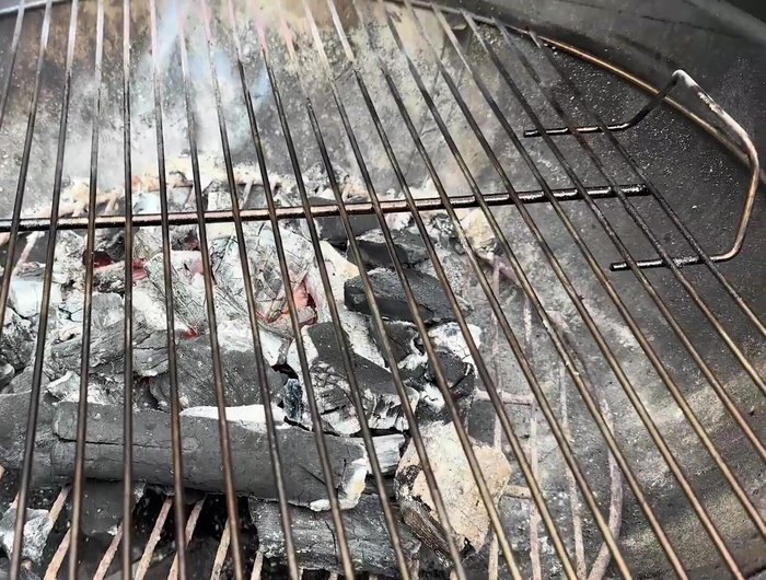 Grigliare il pollo: Preparare la griglia a fuoco medio-alto. Posizionare il pollo sulla griglia e coprire con un peso (coperchio di una padella in ghisa, mattone con carta stagnola).