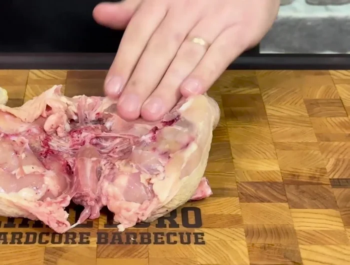 Condire il pollo: Ungere il pollo con olio, massaggiando bene la pelle. Spolverizzare con il rub Tex Max (o un mix di spezie a piacere, come Chicken Rub o peperoncino).