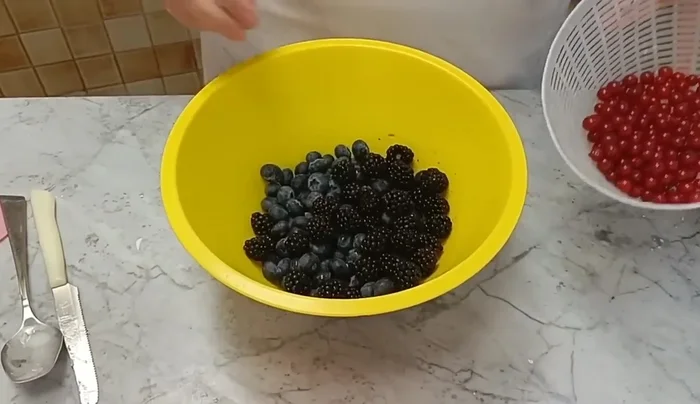Nel frattempo, preparare il composto di frutta: lavare e asciugare i frutti di bosco. Mescolarli con metà del loro peso in zucchero, il succo di limone e i semi di vaniglia.