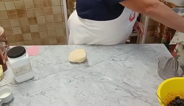 Stendere la pasta su un foglio di carta da forno con un mattarello.