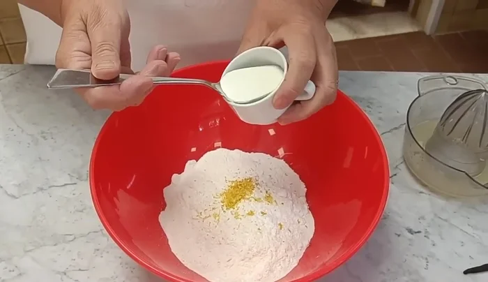 Aggiungere la panna e il rum.