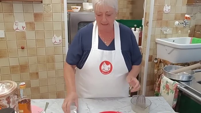 In una ciotola, mescolare la farina, lo zucchero vanigliato, la scorza di limone grattugiata e un pizzico di sale.