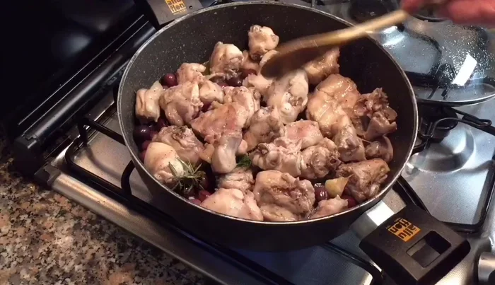 Cuocere a fuoco medio per circa 20 minuti con coperchio.