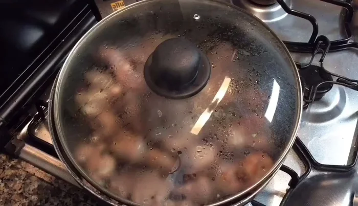 Coprire e abbassare la fiamma per qualche minuto.