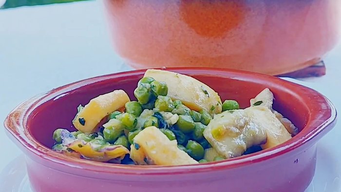 Pulire le seppie (farle pulire in pescheria). Sciacquare bene e scolare in uno scolapasta.