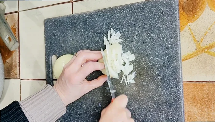 In una casseruola, versare l'olio, aggiungere la cipolla tritata, i gambi di prezzemolo e lo spicchio d'aglio (senza germoglio). Stufare dolcemente fino a quando la cipolla è appassita e tenera.