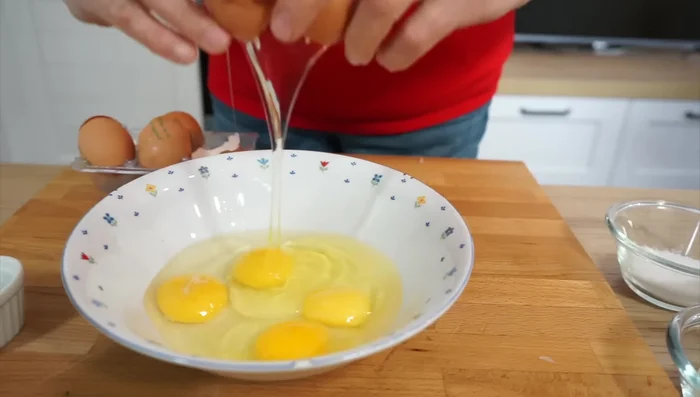 In una ciotola, sbattete le uova con sale, pepe, pecorino romano e prezzemolo.