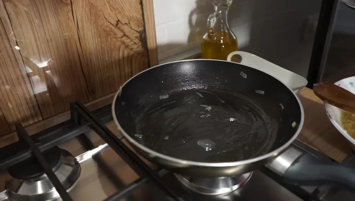 Versate il composto di uova sulle cipolle stufate.