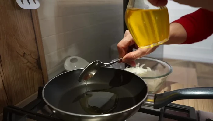 In una padella, fate scaldare un cucchiaio di olio a fiamma media.