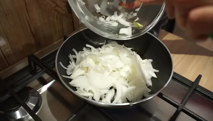 Aggiungete le cipolle affettate e fatele soffriggere per 5 minuti.