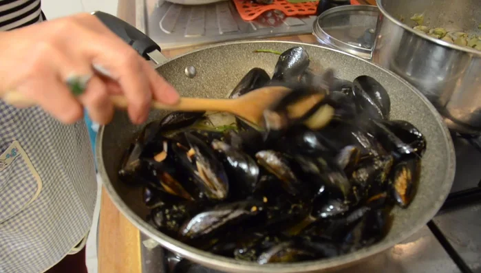 Pulire accuratamente le cozze con la paglietta sotto acqua corrente. (Rimuovere le barbe e gettare quelle rotte o aperte).