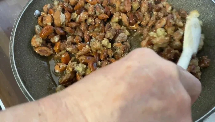 Cuocere a fuoco lento, girando costantemente con il cucchiaio di legno per evitare la formazione di grumi.