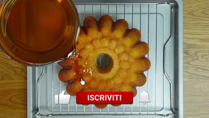 Quando il babà è freddo, versa la bagna calda più volte fino a completa bagnatura.