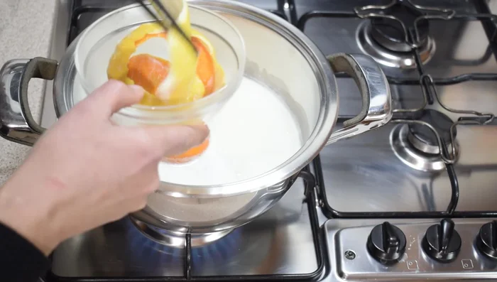 Aggiungere il riso e cuocere a fuoco lento, mescolando di tanto in tanto, fino a quando il riso è cotto e ha assorbito tutto il latte (circa 25-30 minuti).