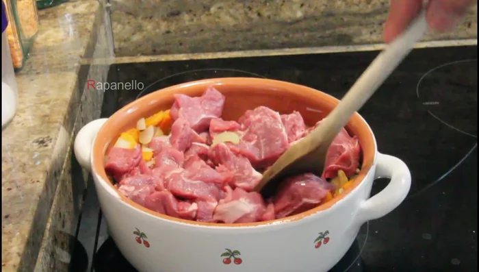 Aggiungere la carne al soffritto e farla rosolare leggermente.