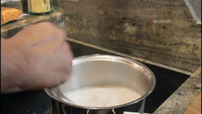 Preparare la polenta: mescolare acqua e farina di mais con un frullino, poi cuocere a fuoco lento per circa 50 minuti, mescolando di tanto in tanto.