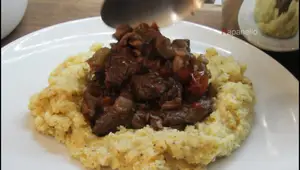 Stufato di Manzo con Polenta: Ricetta Tradizionale