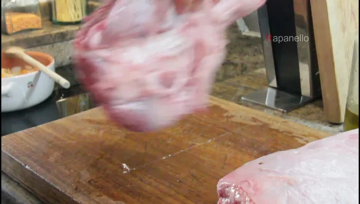 Tagliare la carne a pezzi di media grandezza (per uno stufato).