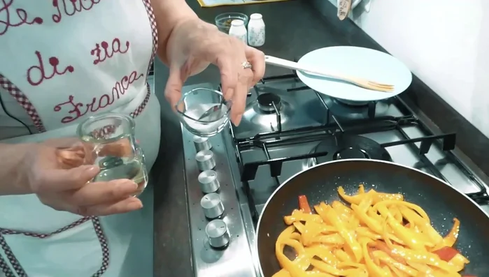Sciogliere lo zucchero nell'aceto.