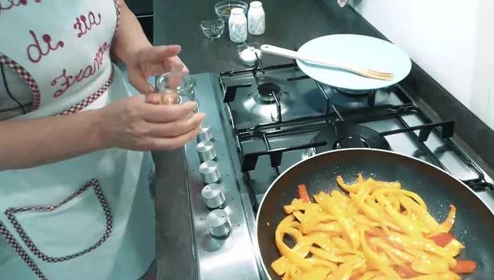 Aggiungere l'aceto con lo zucchero ai peperoni, un pizzico di pepe (facoltativo).