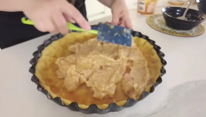 Spalmate il composto di mandorle sulla confettura.