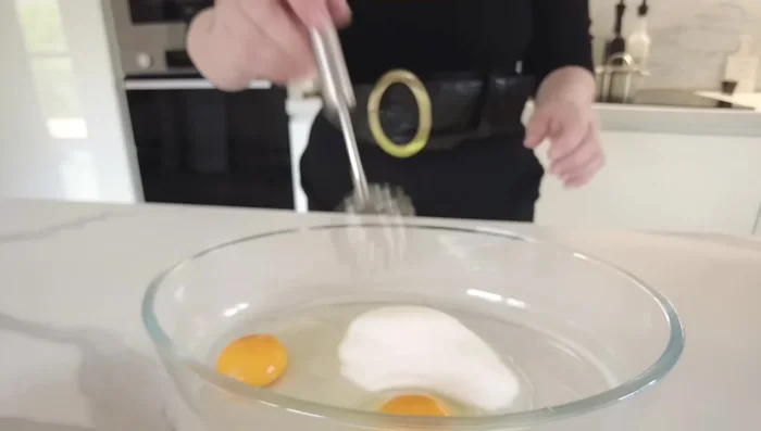 Aggiungete l'olio (o burro fuso), la farina gradualmente, il lievito, la scorza di limone grattugiata.