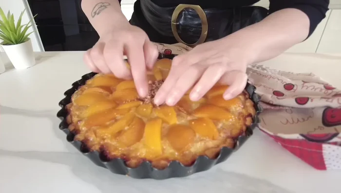 Lasciate raffreddare la crostata prima di capovolgerla.