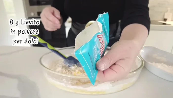 Impastate velocemente fino ad ottenere un composto omogeneo. Non lavorate troppo l'impasto.