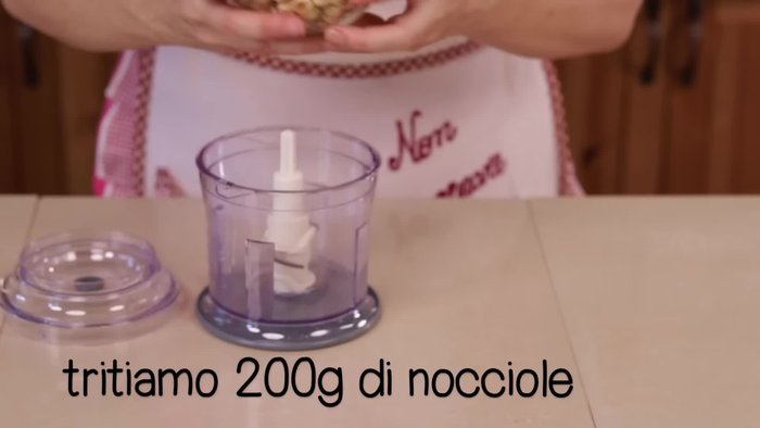 Preriscaldare il forno alla temperatura indicata nella ricetta (ad esempio, 180°C).