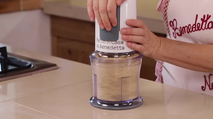 In una ciotola capiente, amalgamare la ricotta con lo zucchero fino ad ottenere un composto cremoso. Aggiungere le uova una alla volta e mescolare bene.