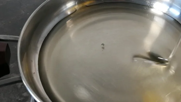 In una pentola, scaldare l'olio (di arachidi o extravergine di oliva). Quando l'olio è caldo (forma delle bolle), friggere le rondelle di zucchine per 15-20 secondi per lato, fino a doratura.