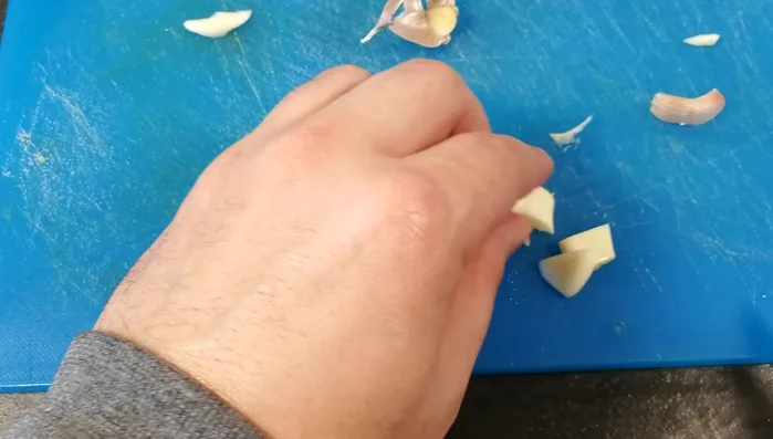 Tagliare uno spicchio d'aglio in quattro parti, eliminando l'anima interna.