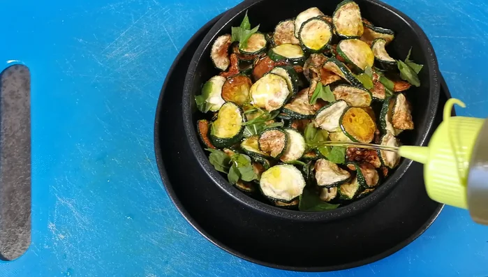 Mescolare delicatamente. Non aggiungere l'aceto subito per evitare che le zucchine si ammorbidiscano. Aggiungere l'aceto al momento di servire.