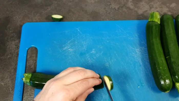 Lavare e tagliare le zucchine a rondelle di circa 3-4 mm di spessore. Cercare di ottenere rondelle di dimensioni simili.