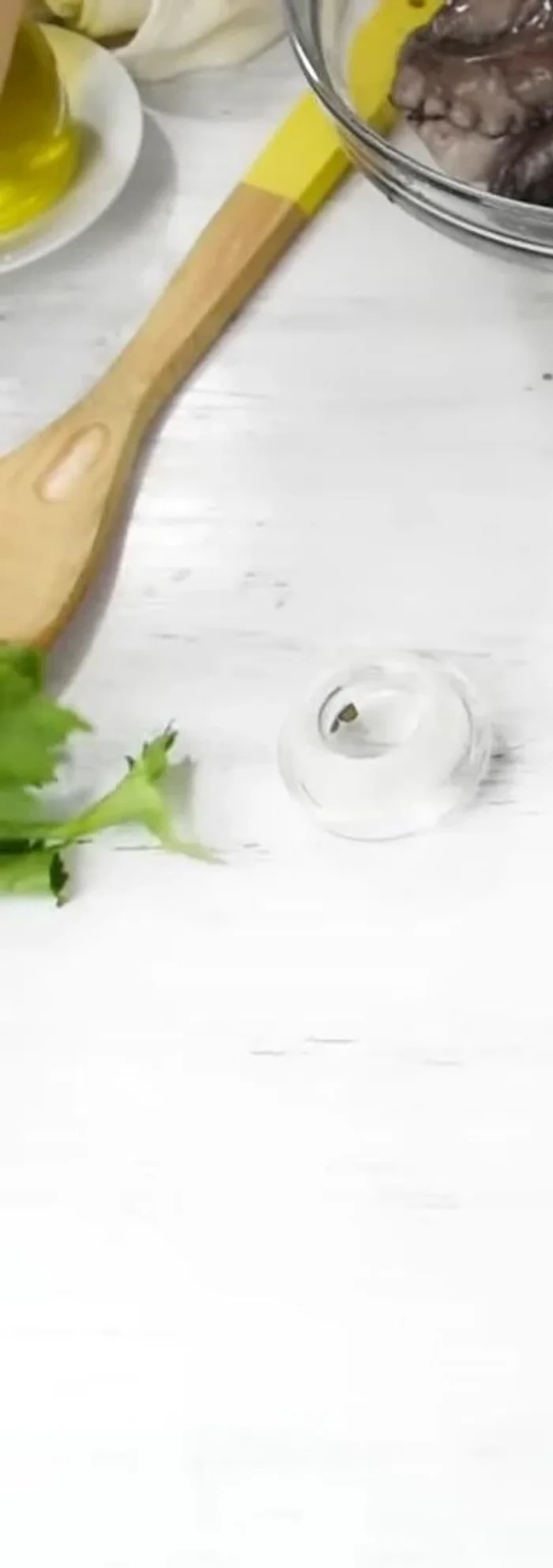 Mettere a bollire abbondante acqua in una pentola capiente. Aggiungere vino bianco, sedano, carota, alloro, grani di pepe e sale.