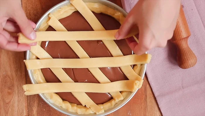 Lasciare riposare la crostata in freezer per 20-25 minuti.