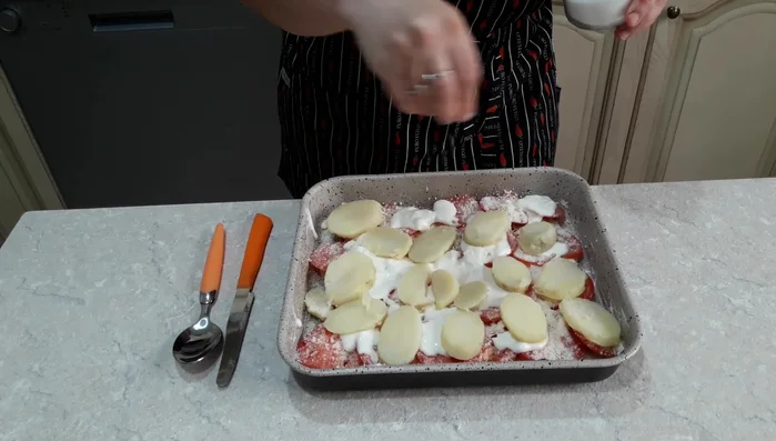 Salare leggermente le patate superiori, aggiungere altro pecorino e abbondante rosmarino fresco.