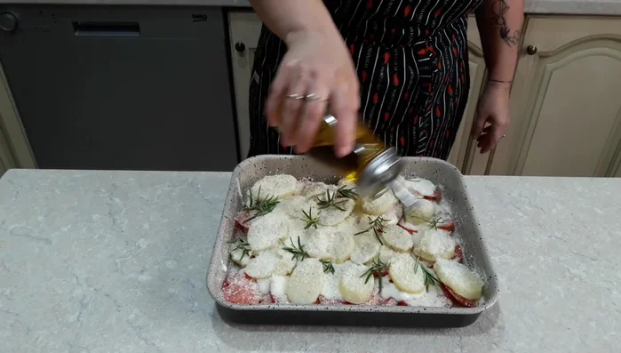 Condire con un filo d'olio d'oliva.