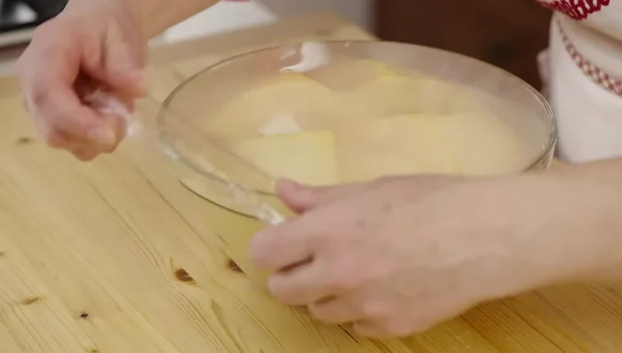 Riprendere l'impasto lievitato e lavorarlo leggermente.