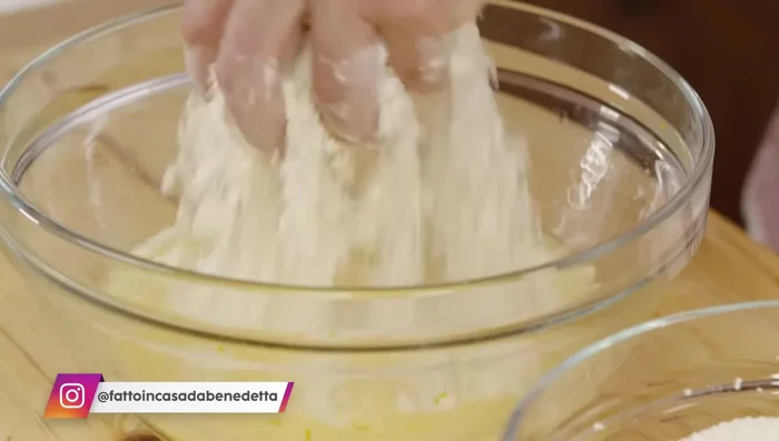 Aggiungere gradualmente la farina all'impasto liquido, impastando fino ad ottenere un composto morbido ed elastico.