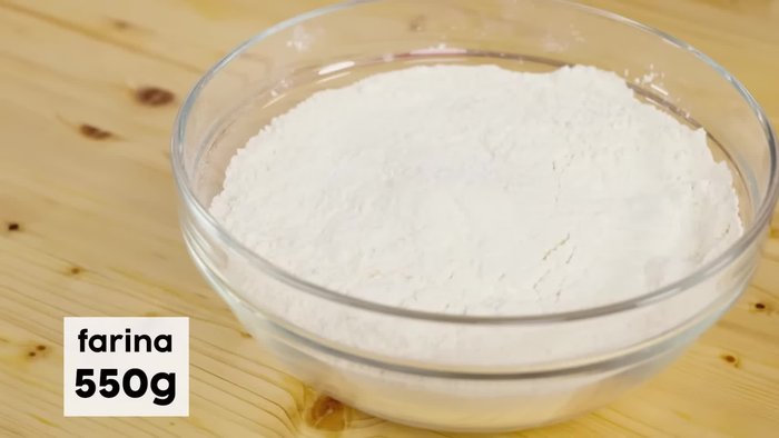 In una ciotola, mescolare 550g di farina (275g Manitoba e 275g 00), 7g di lievito disidratato e 2 cucchiaini di zucchero.