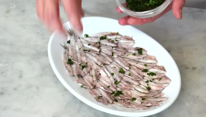 Condire con un filo di olio extravergine di oliva e prezzemolo fresco tritato.
