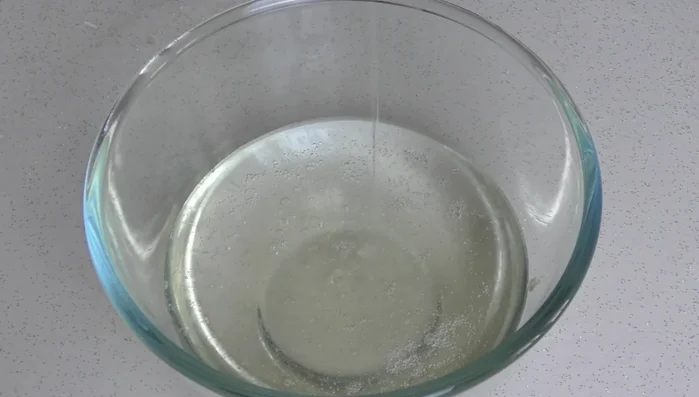 Metti il composto di zucchero raffreddato in una ciotola. Aggiungi 100 ml di latte, 200 ml di panna fresca e 200 ml di succo di limone filtrato. Mescola bene il tutto.