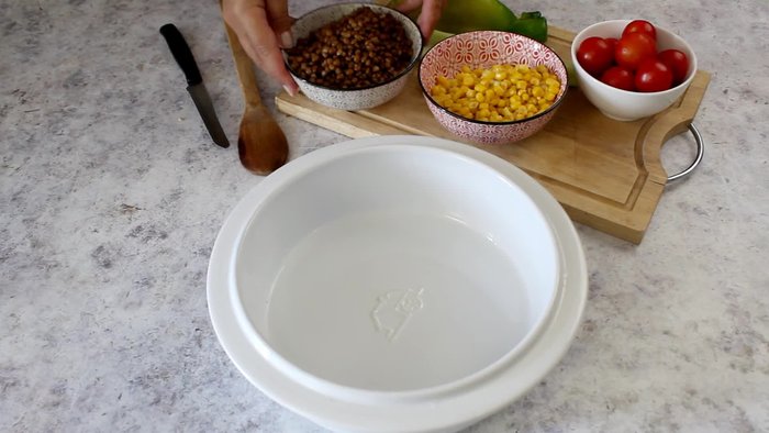 Mettere in una ciotola 240 g di lenticchie già lessate (quelle in barattolo vanno benissimo).
