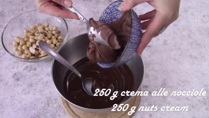 Aggiungere la crema alle nocciole e mescolare bene per amalgamare (101.64).