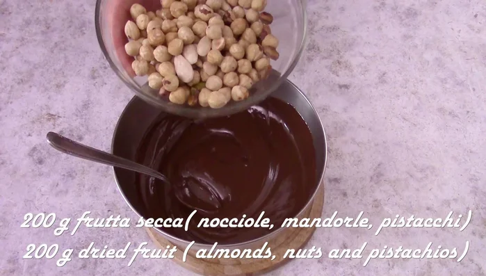 Aggiungere la frutta secca e mescolare nuovamente (135.8).