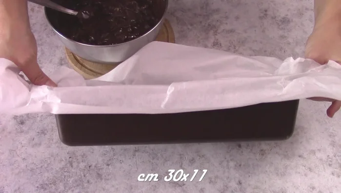 Rivestire uno stampo per plumcake con carta forno (169.56).