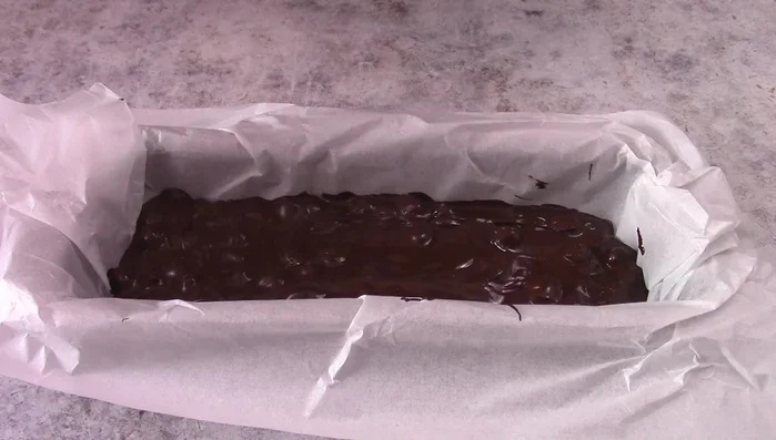 Una volta solidificato, rimuovere il torrone dallo stampo e tagliarlo a fette (205.159).