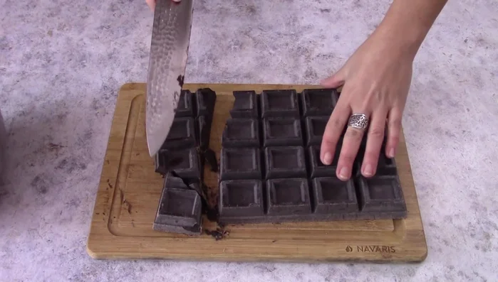 Tritare il cioccolato fondente a pezzetti.