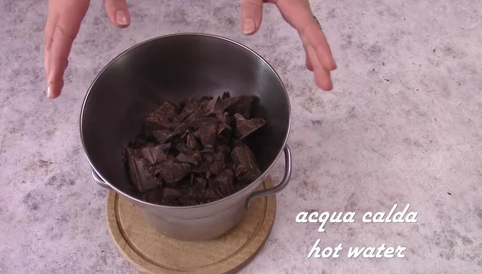 Sciogliere il cioccolato a bagnomaria, mescolando di tanto in tanto, per circa 5-10 minuti (72.92).